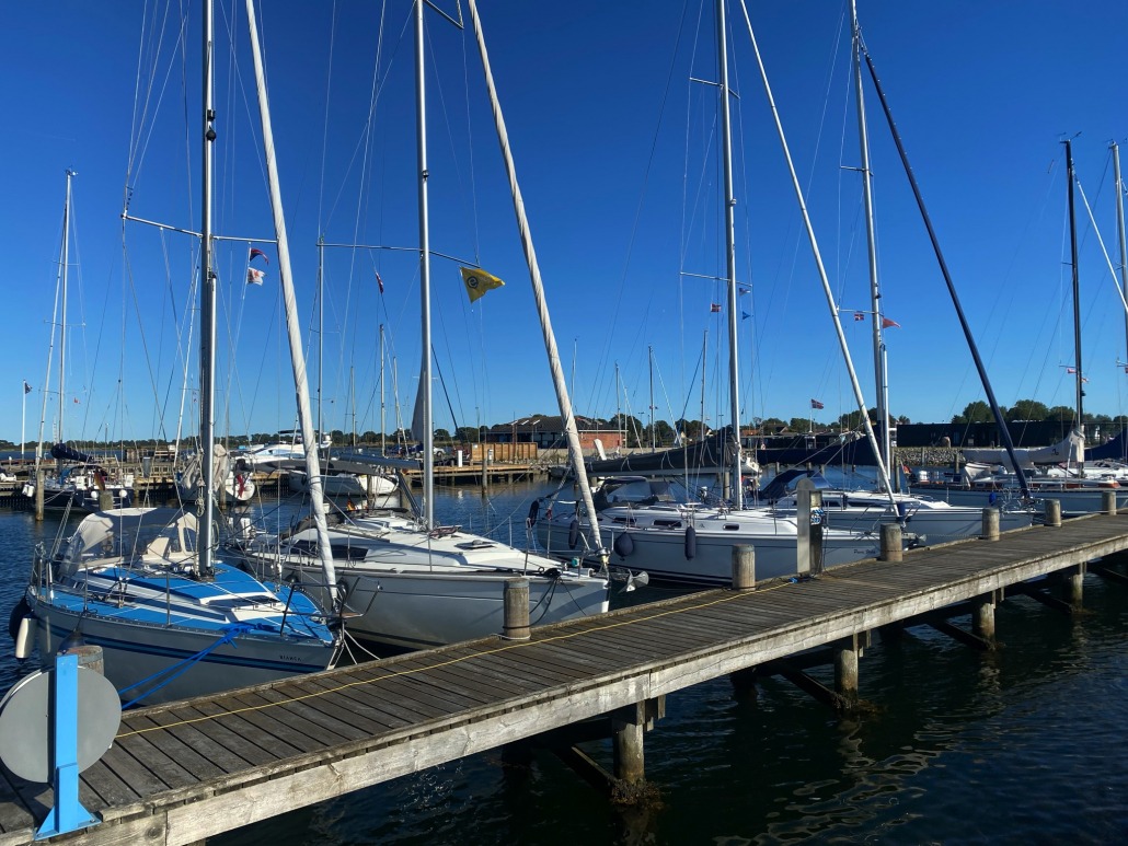 Im Hafen von Endelave … beachte das wunderschöne Wetter!