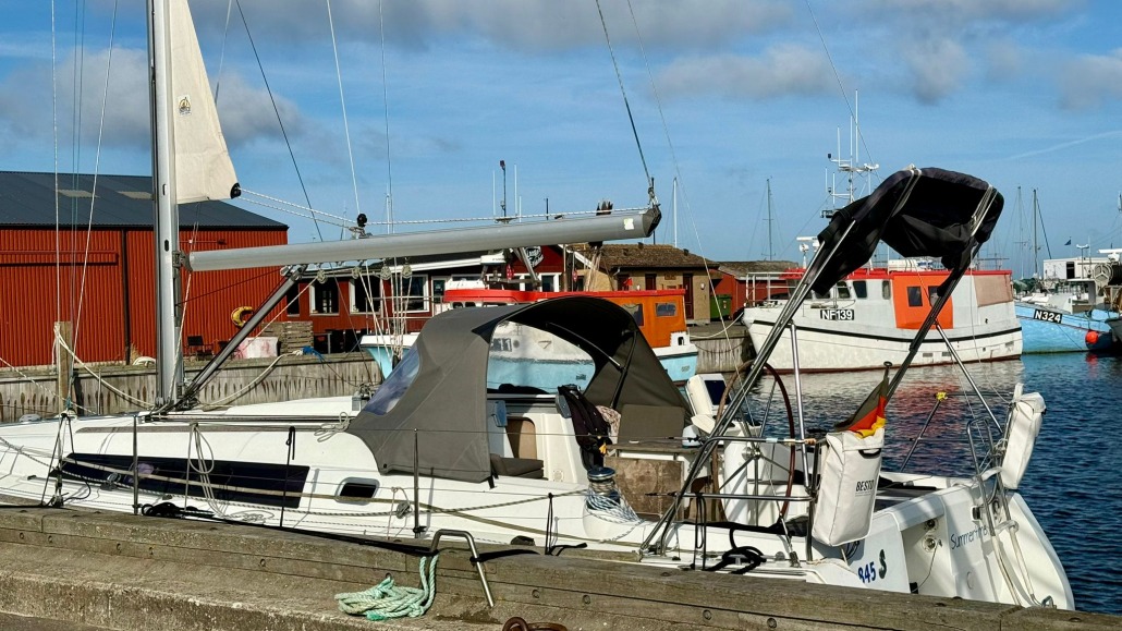 Hier liegen wir sicher am Steg in Langø.