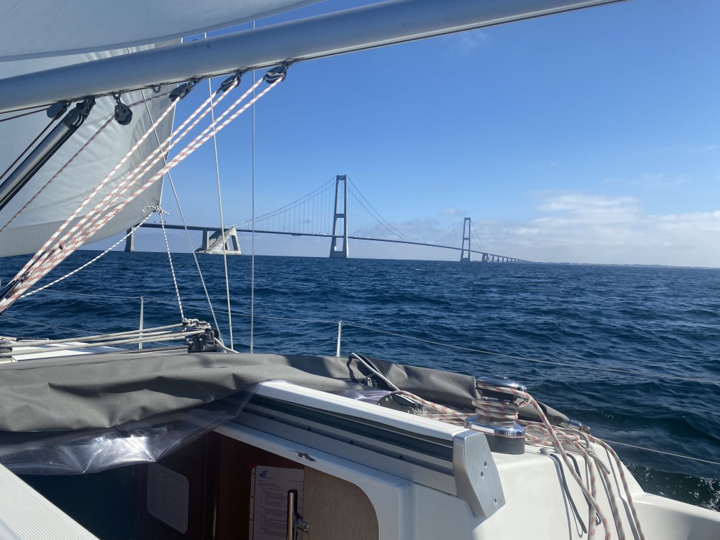 Die Durchfahrtshöhe beträgt 65 m.