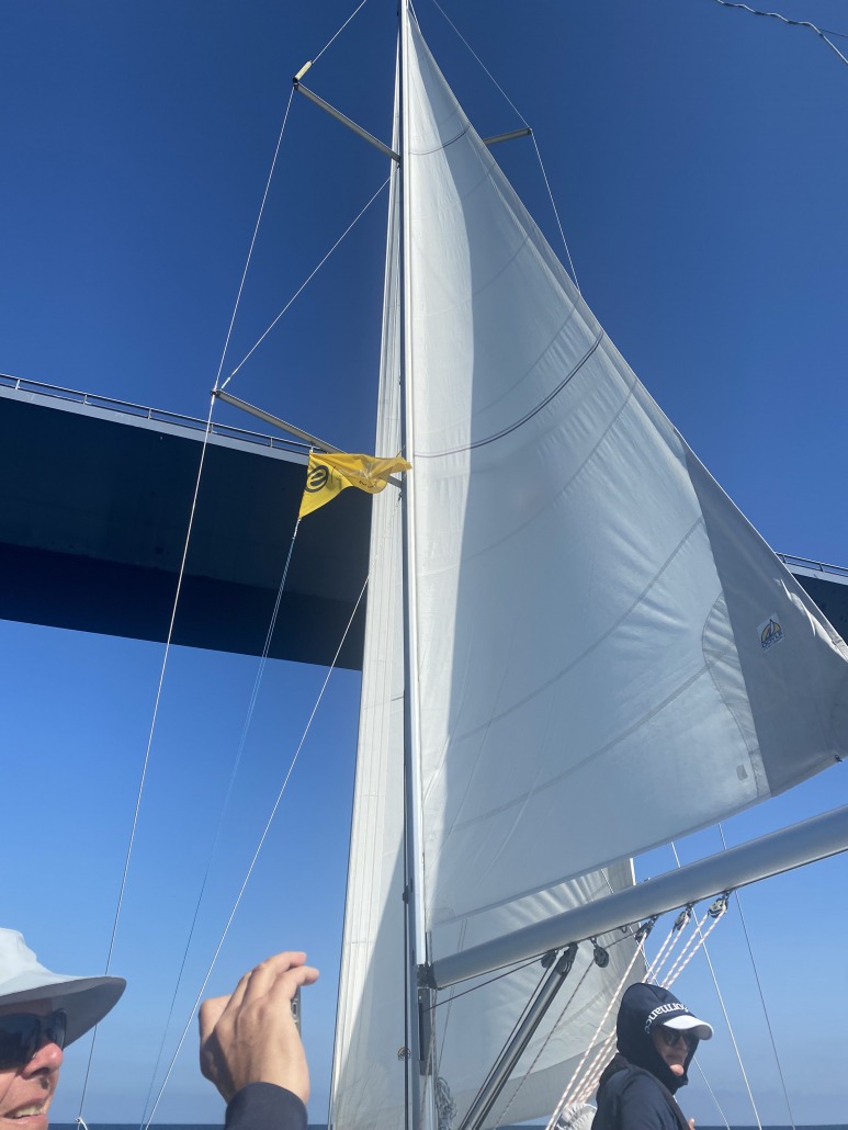 Welch eindrückliche Durchfahrt … alles unter Volltuch!